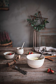 Porridge mit Gewürzen und Erdbeeren auf Holztisch