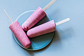 Strawberry ice cream sticks with mascarpone