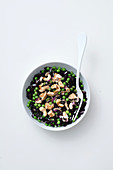 Schwarzer Reissalat mit Hähnchenbrust, Erbsen und Cashewkernen