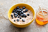 Zimt-Honig-Porridge mit Heidelbeeren