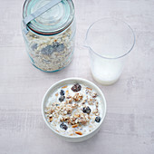 A mild muesli mix with soft dates, rice flakes and almonds