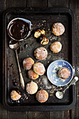 Donut Holes mit veganer Schokoladensauce