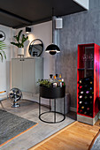 Rotes Weinrgal, Minibar und Ventilator im maskulinen Wohnzimmer