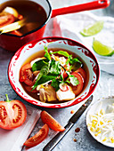 Fischsuppe mit Tomaten und Chilis (Vietnam)