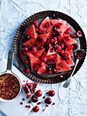 Wassermelonensalat mit Kirschen und Granatapfel