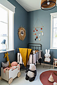 Kinderzimmer im Vintage-Stil mit dunkelblauen Wänden