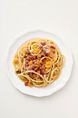 Spaghetti mit Gemüse, Speck, Käse und Pfeffer