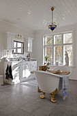 Vintage-style, free-standing bathtub in white, spacious bathroom