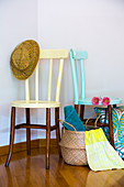Holzstühle mit pastellfarbenem Anstrich