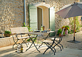 Sommerlicher Sitzplatz auf der Terrasse vorm Natursteinhaus