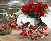 Strauß mit roten Rosen und Hagebutten in Manschette aus Senecio 'Angel Wings'
