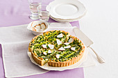 Grüne Quiche mit Erbsen und Spargel