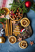 Weihnachtsplätzchen, Gewürze und Haselnüsse