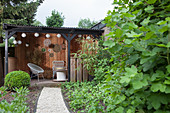 Überdachte Terrasse mit Deko im Vintage-Stil im Garten