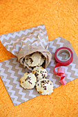 Mini-Halbmonde mit Frischkäsefüllung und Sesam