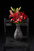 Strauß aus roten Lilien in Vase
