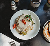 Reis mit Sauce, Essiggurken und Tomaten (Arabien)