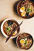 Ramen-Suppe mit Hackfleisch, Miso und Ei