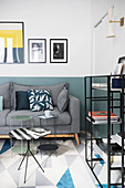 Modernes Wohnzimmer in Blau und Grau mit grafischen Mustern