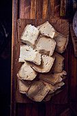 Französischer Käse aufgeschnitten auf Holzbrett