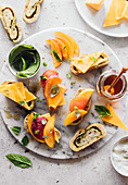 Cheese appetizers with peaches, mint and honey