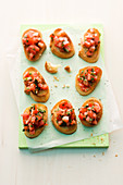 Crostini mit würzigen Tomatenwürfeln