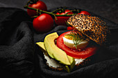 Gemüsesandwich mit Avocado, Tomate und Ei