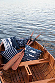 Blau gemusterte Kissen in einem Ruderboot auf dem See