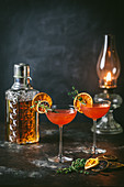 Blutorangen-Whisky-Cocktail mit Thymian
