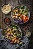 Reis-Bowl mit Tofu, Brokkoli und Gemüse