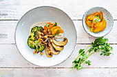 Gebratener Brokkoli mit Portobellopilzen, Chili-Aprikosen und Hummus (vegan)