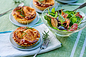 Goat's cheese and honey tartlets, and spinach salad with figs and bacon