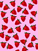 Erdbeeren auf pinkfarbenem Untergrund
