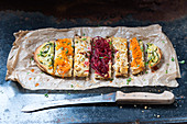 Vegane Hefefladen mit Kräutercreme und Gemüsespaghetti aus Zucchini, Karotte, Petersilienwurzel und Rote Bete