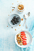 Frühstück mit Joghurt, Granola, Erdbeeren und Brombeeren