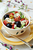 Griechischer Salat mit Feta zu Ostern