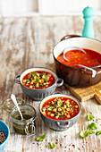 Tomatensuppe mit Kichererbsen und Pesto