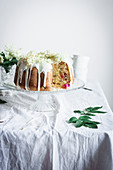 Rhabarber-Holunderblüten-Napfkuchen mit weisser Schokoladenglasur