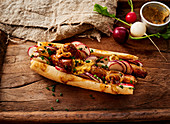 A hot dog with Nuremberger sausages, mustard and radishes