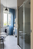 Modernes Badezimmer in Blau, Grau und Weiß