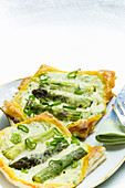 Gratinated puff pastries with green asparagus and cheese