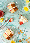 Drei Stücke Victoria Sponge Cake mit Marmelade, Sahne und kandiertem Ingwer (England)
