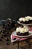 Cherry tartlets with cream