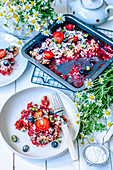 Rhabarber-Erdbeer-Crumble zum Frühstück