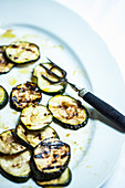 Antipasti von gegrillten Zucchini, mariniert mit Olivenöl und Kräutern
