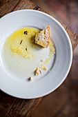 Reste von Olivenöl und Brot auf Teller