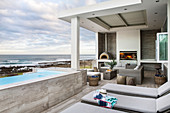 Liegen, Lounge und Swimmingpool auf der Terrasse mit Meerblick