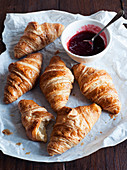 Frisch gebackene Croissants mit Himbeermarmelade