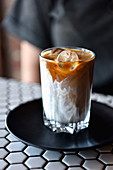 Ein Glas Iced Latte im Café