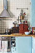 Küche im Boho-Stil mit Holzarbeitsplatten und hellblauen Schränken
